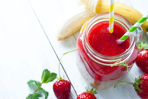 Bir mason kavanoza çilek güler yüzlü