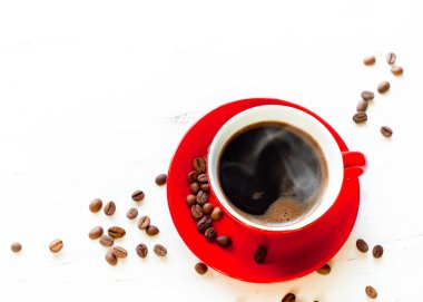 Kırmızı bardakta kahve.