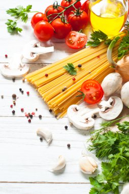 İtalyan makarnası pişirmek için gerekli malzemeler