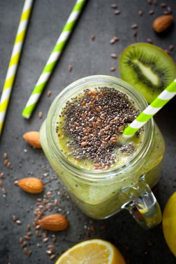 Tohumları ile yeşil smoothie