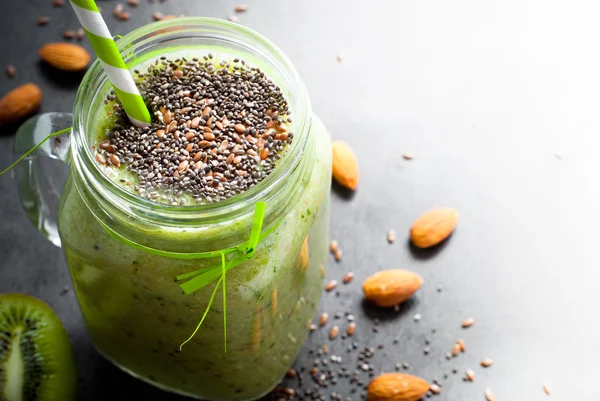 Tohumları ile yeşil smoothie
