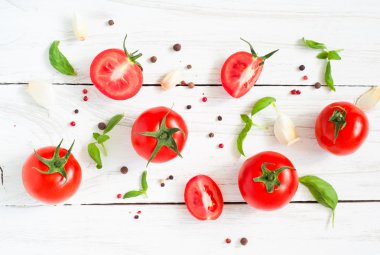 Domates, fesleğen ve sarımsak Beyaz ahşap tablo