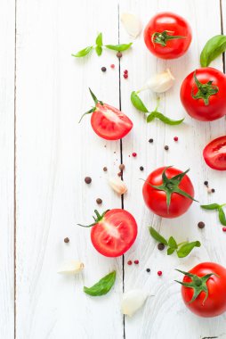 Domates, fesleğen ve sarımsak Beyaz ahşap tablo