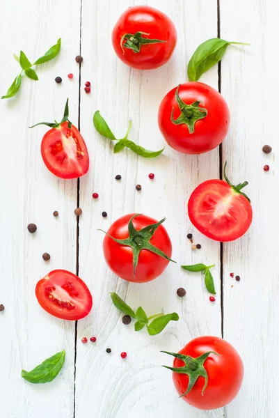 Tomates, albahaca y ajo sobre mesa de madera blanca — Foto de Stock