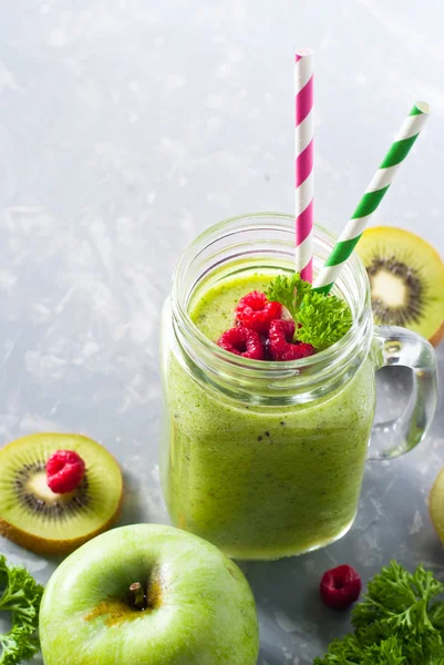 Grüner Smoothie und Zutaten. — Stockfoto