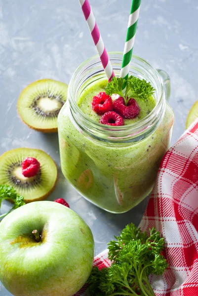 Grüner Smoothie und Zutaten. — Stockfoto