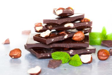 Koyu çikolata fındık ile