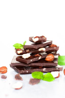 Koyu çikolata fındık ile