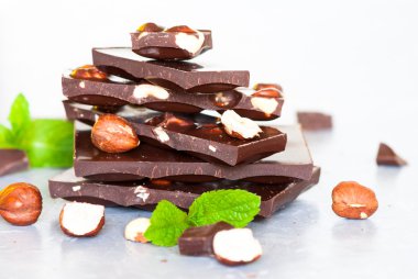 Koyu çikolata fındık ile