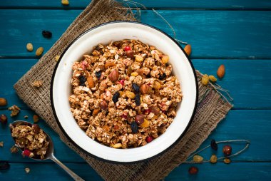 Granola ve malzemeler.