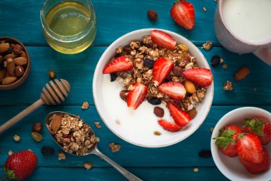 Granola ve malzemeler.