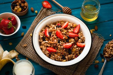 Granola ve malzemeler.