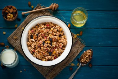 Granola ve malzemeler.