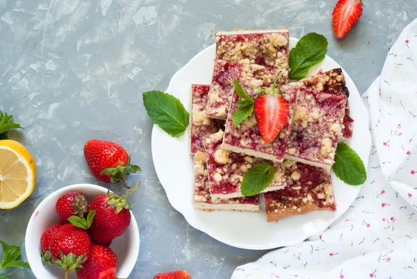 Strawberry pie with crumble. — Stock Photo, Image