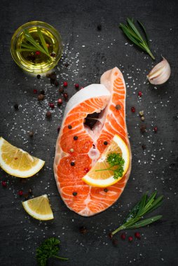 Çiğ somon bifteği