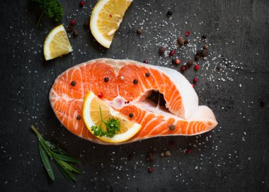 Çiğ somon bifteği