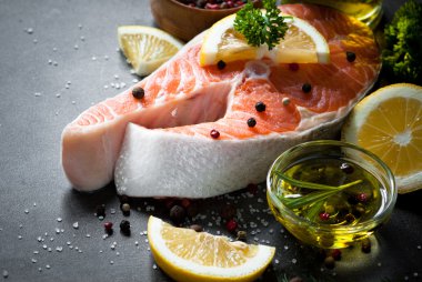 Çiğ somon bifteği