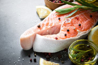 Çiğ somon bifteği