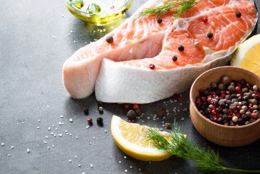 Çiğ somon bifteği