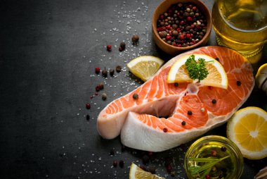 Çiğ somon bifteği