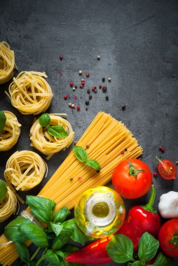 İtalyan makarnası pişirmek için gerekli malzemeler