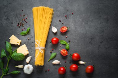 İtalyan makarnası pişirmek için gerekli malzemeler