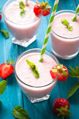 Taze çilekli milkshake.