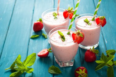 Taze çilekli milkshake.