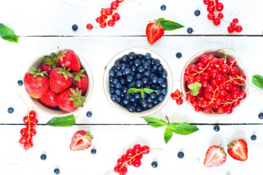 Üç küçük kase farklı çilek ile