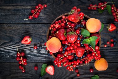 Ahşap kase farklı meyveler