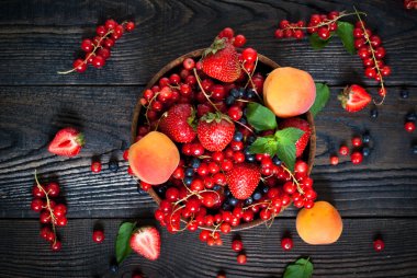 Ahşap kase farklı meyveler