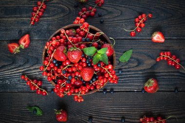 Ahşap kase farklı meyveler