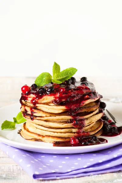 Pila de panqueques rematada con mermelada de bayas — Foto de Stock