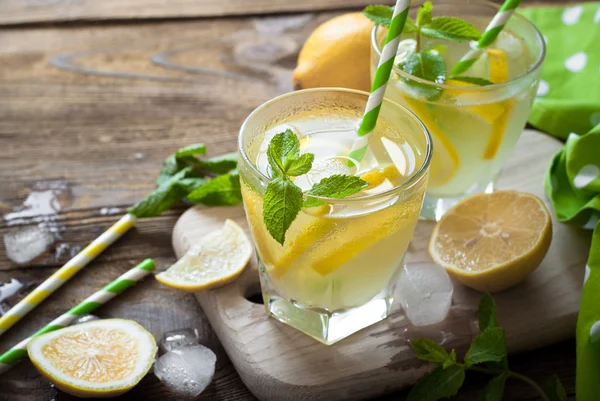 Limonada en un vaso —  Fotos de Stock