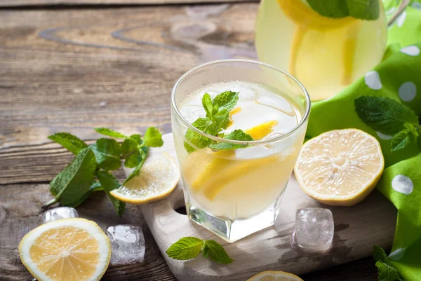 Лимонад у склянці — стокове фото