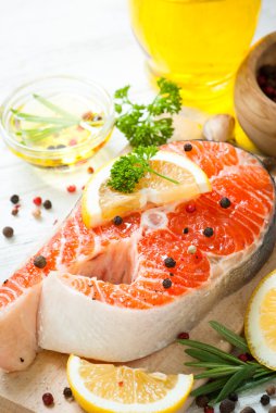 Çiğ somon bifteği