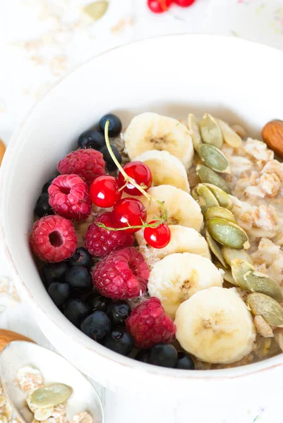 Oatmeal porridge with berries. — Stock Photo, Image