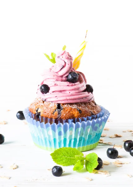 蓝莓蛋糕装饰着搅打奶油糖霜 — 图库照片