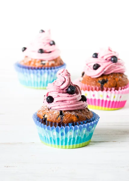 Blaubeer-Cupcakes mit Schlagsahne Zuckerguss dekoriert — Stockfoto
