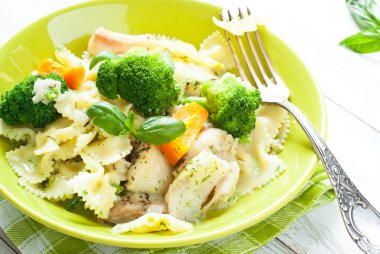 Balık ve brokoli ile güveç makarna