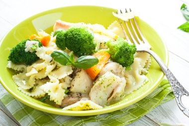 Balık ve brokoli ile güveç makarna