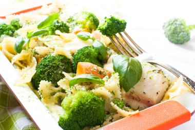 Balık ve brokoli ile güveç makarna