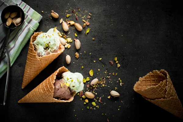 Eis mit Schokolade und Pistazien — Stockfoto