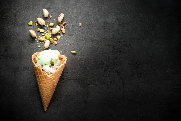 Glass med choklad och pistagenötter — Stockfoto