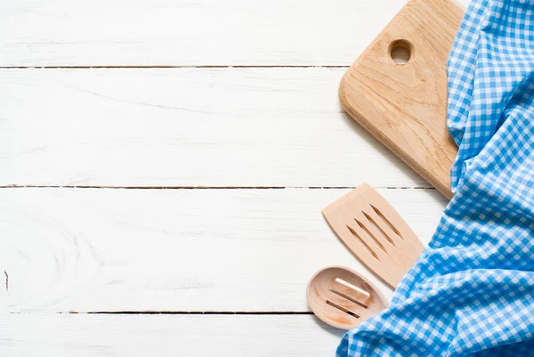 Kochutensilien auf weißem Holztisch — Stockfoto