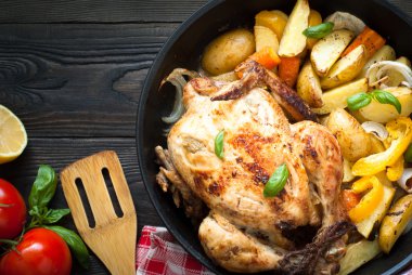 Pişmiş tavuk ve sebze.