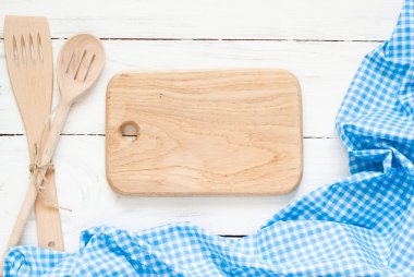 Beyaz ahşap masa üzerinde mutfak aletleri