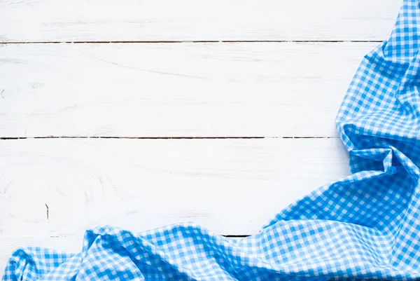 Toalla de cocina sobre una mesa de madera blanca . — Foto de Stock