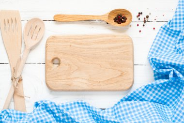 Beyaz ahşap masa üzerinde mutfak aletleri