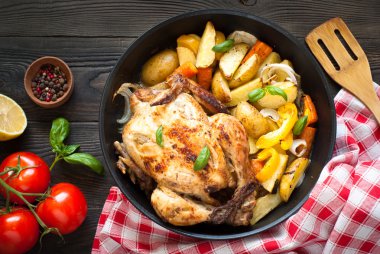 Pişmiş tavuk ve sebze.